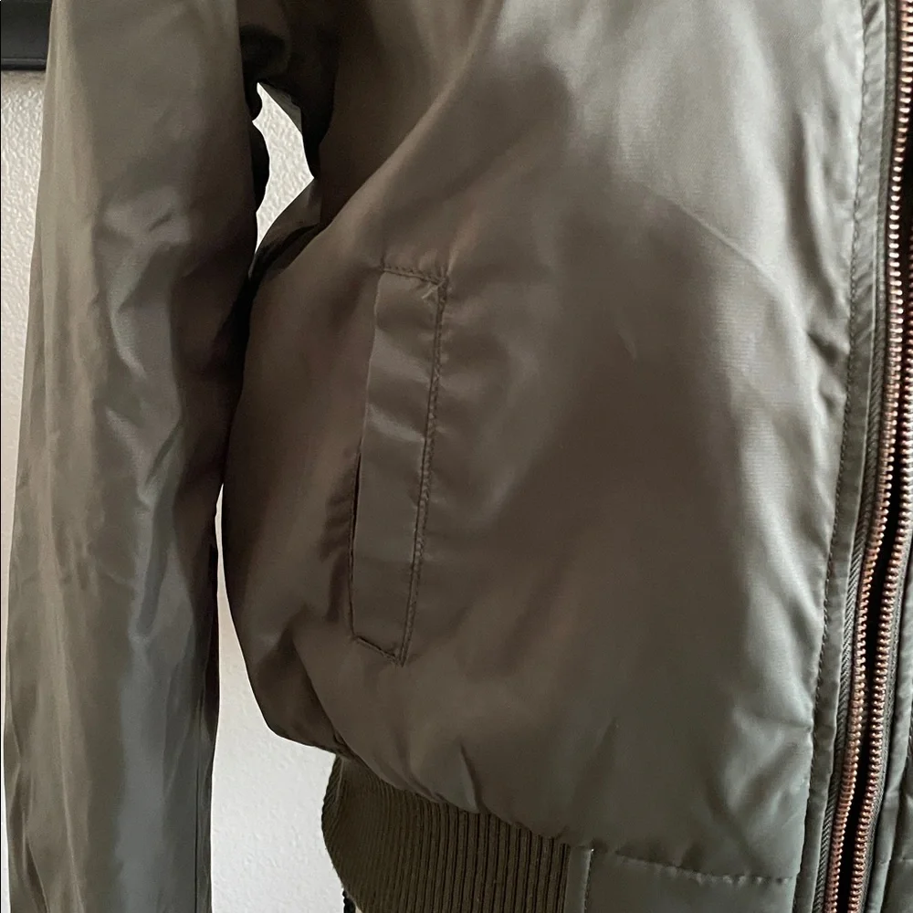 ♥️Iris♥️ Ladies Olive Bomber Jacket Size (Med)